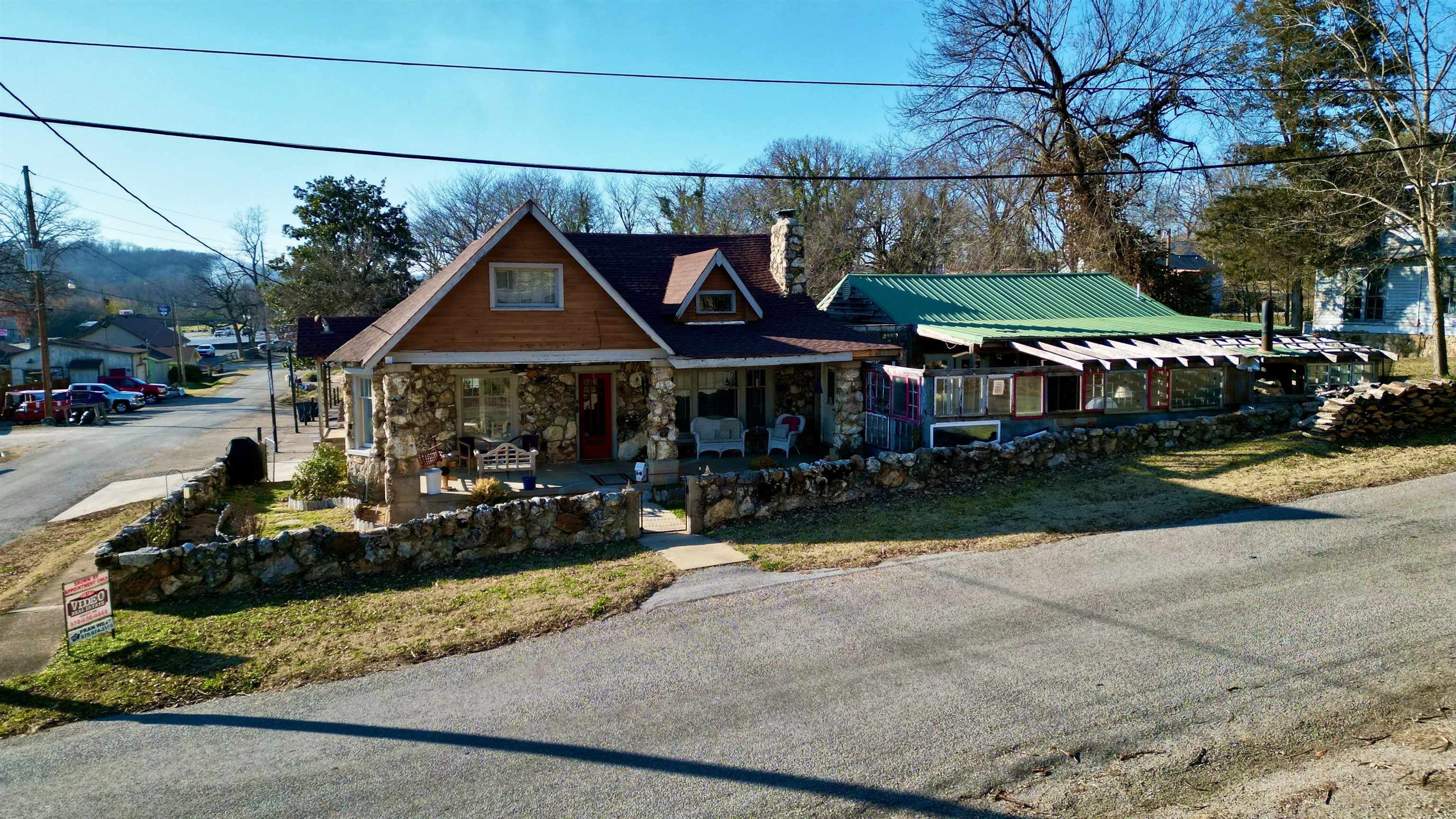 Photo 2 - Residential for sale – 201  N Spring St   Hardy, AR
