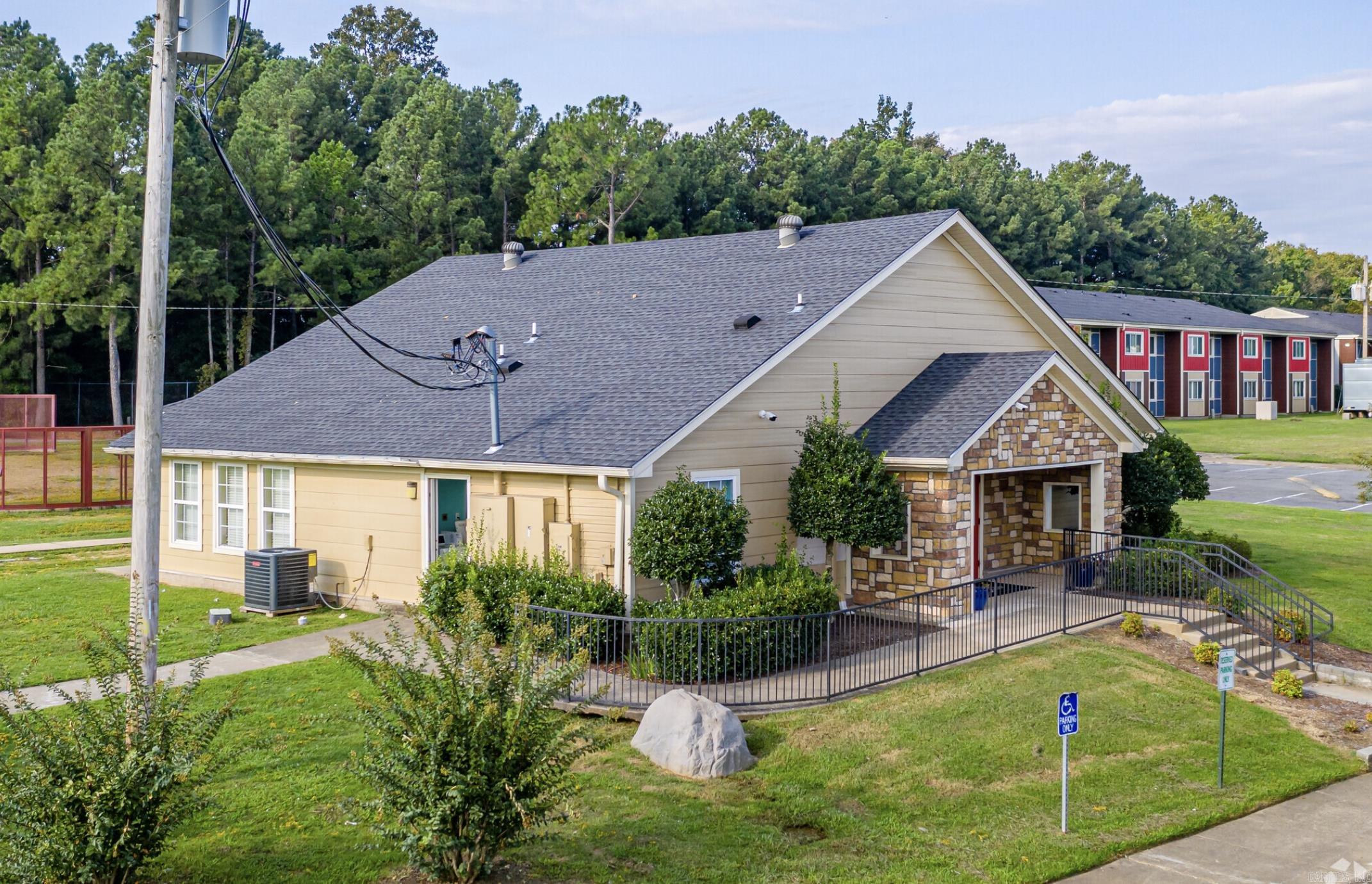 Photo 4 - Multi-Family for sale – 5001 W 65th   Little Rock, AR