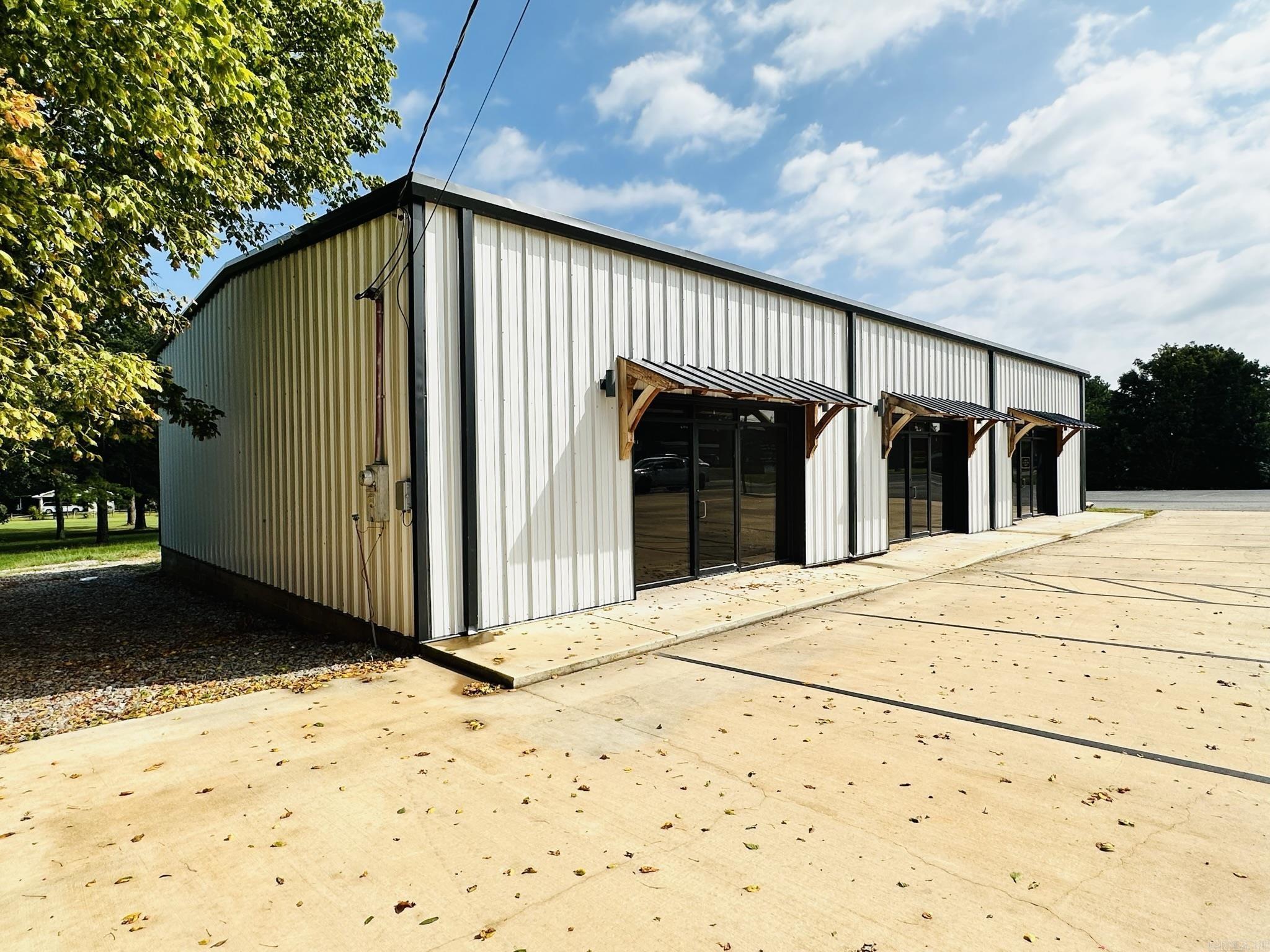 Photo 2 - Commercial / Industrial for sale – 1195 E Main   Melbourne, AR
