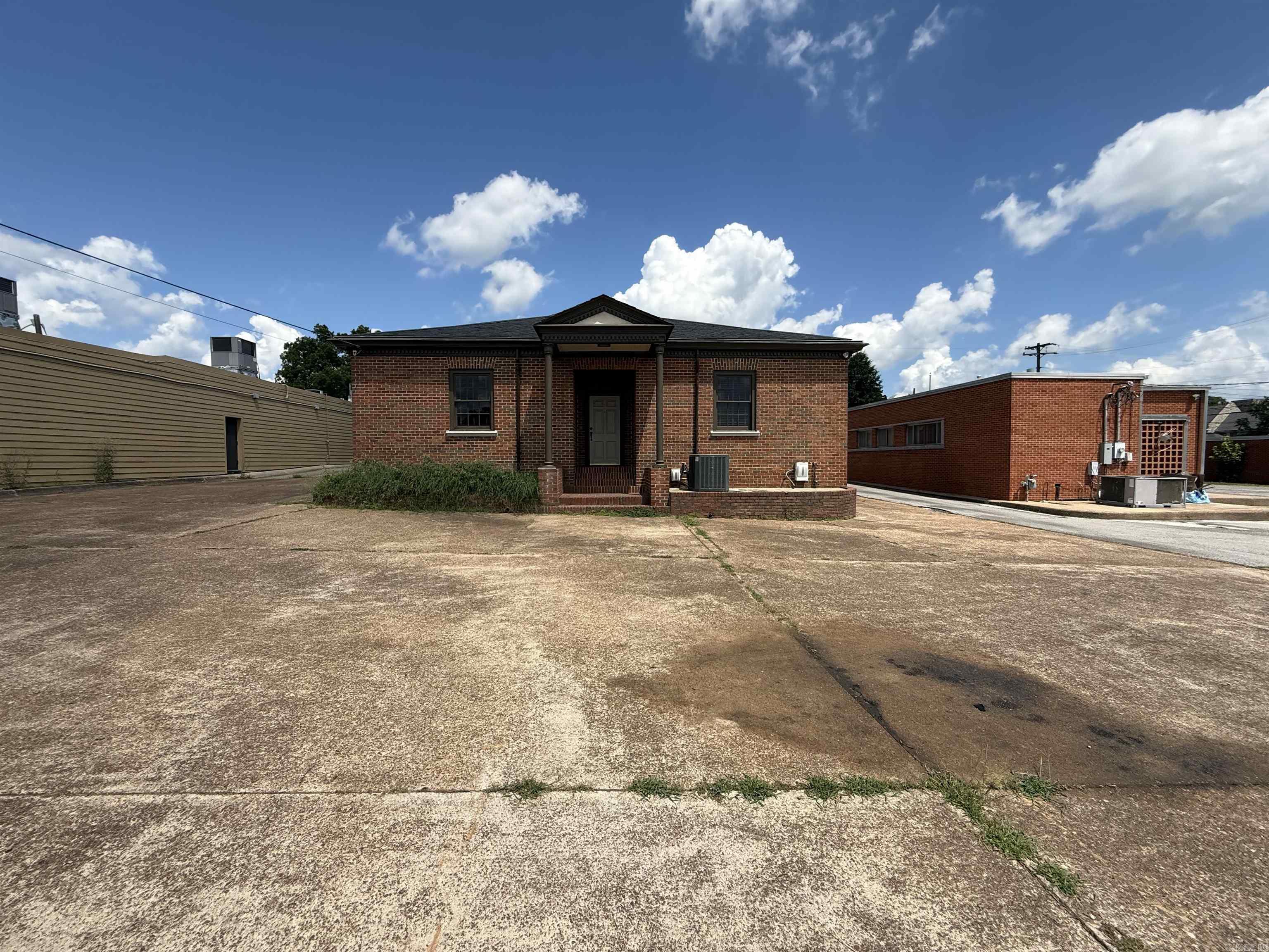 Photo 2 - Commercial / Industrial for sale – 330 E College   Batesville, AR