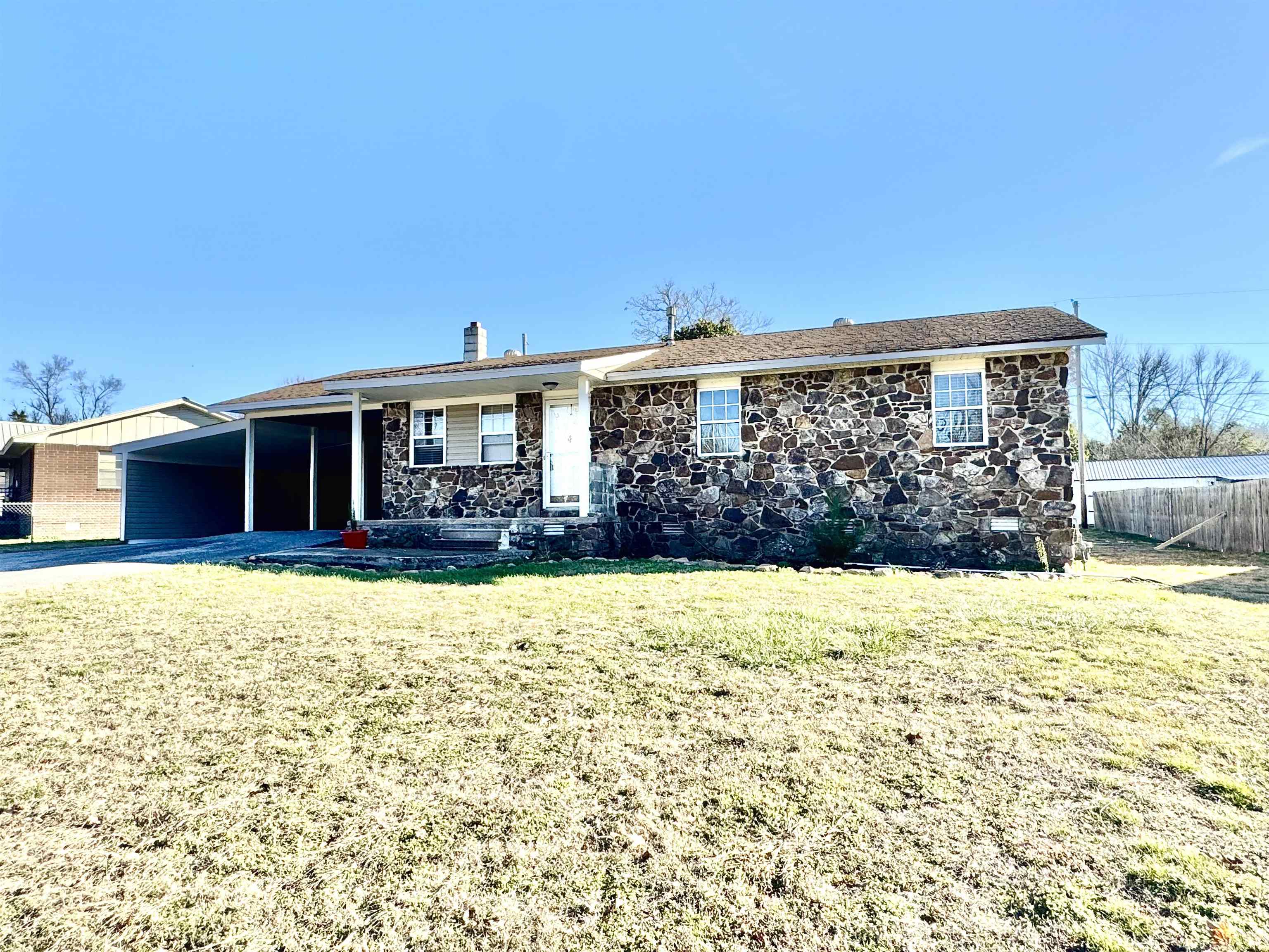 Residential for sale – 102  Capri Drive   Melbourne, AR