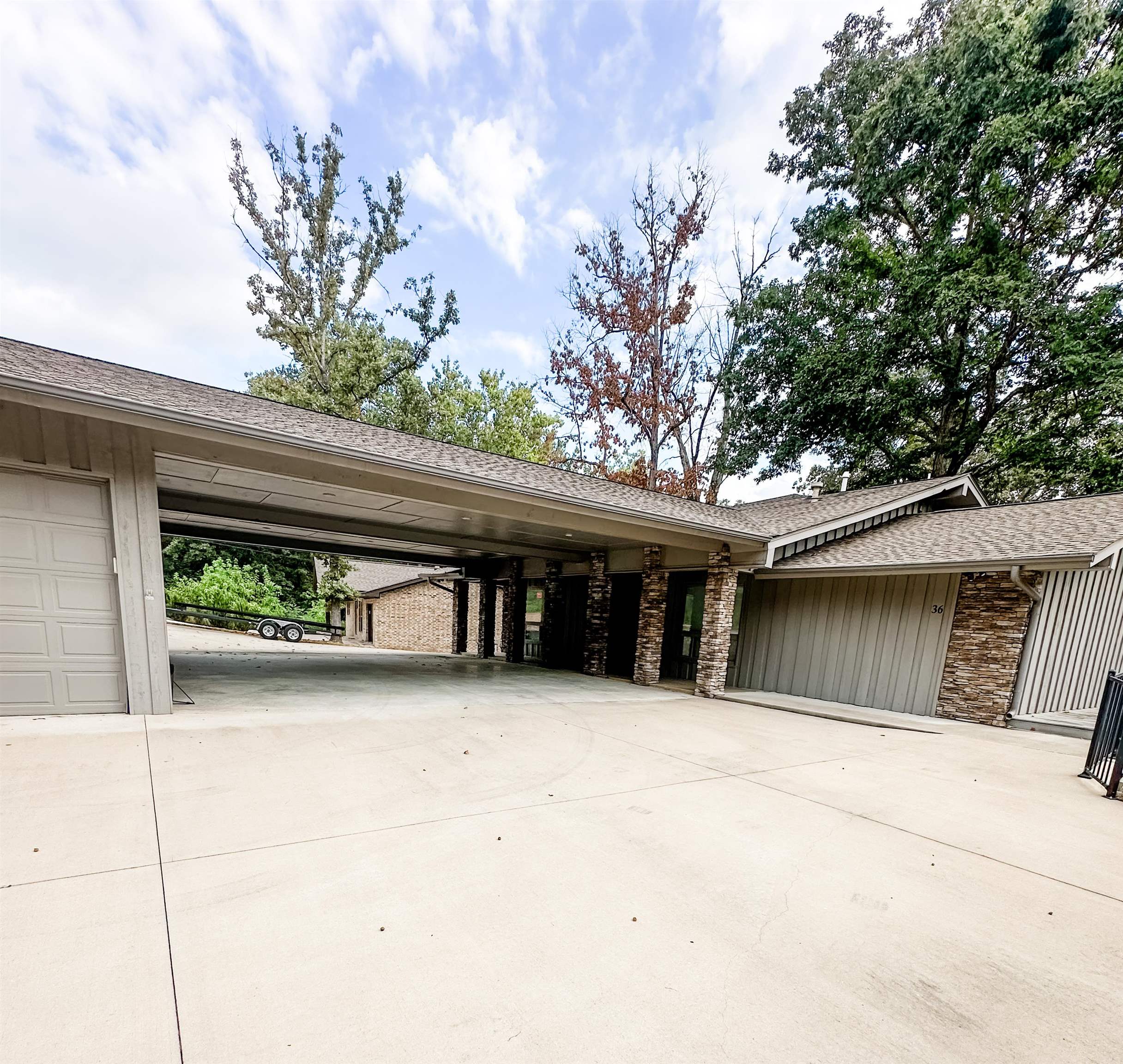 Photo 3 - Residential for sale – 36  Winnebago Circle   Cherokee Village, AR