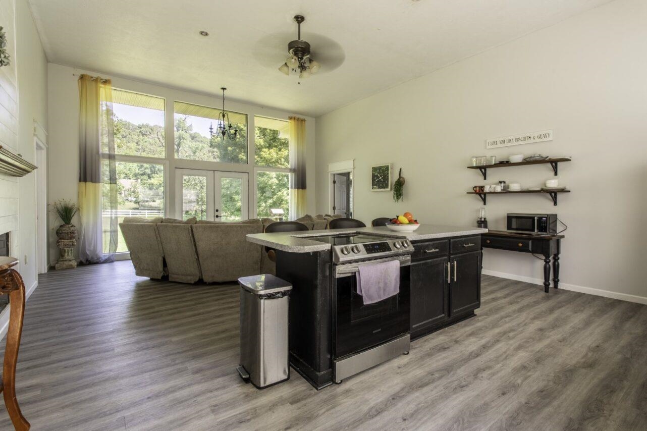 Photo 4 - Residential for sale – 218  River   Hardy, AR