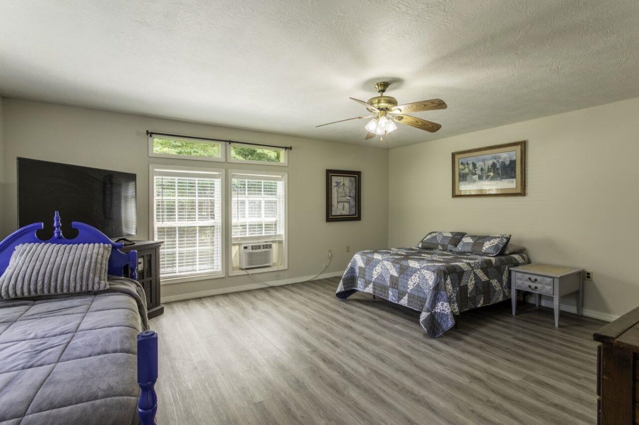 Photo 9 - Residential for sale – 218  River   Hardy, AR