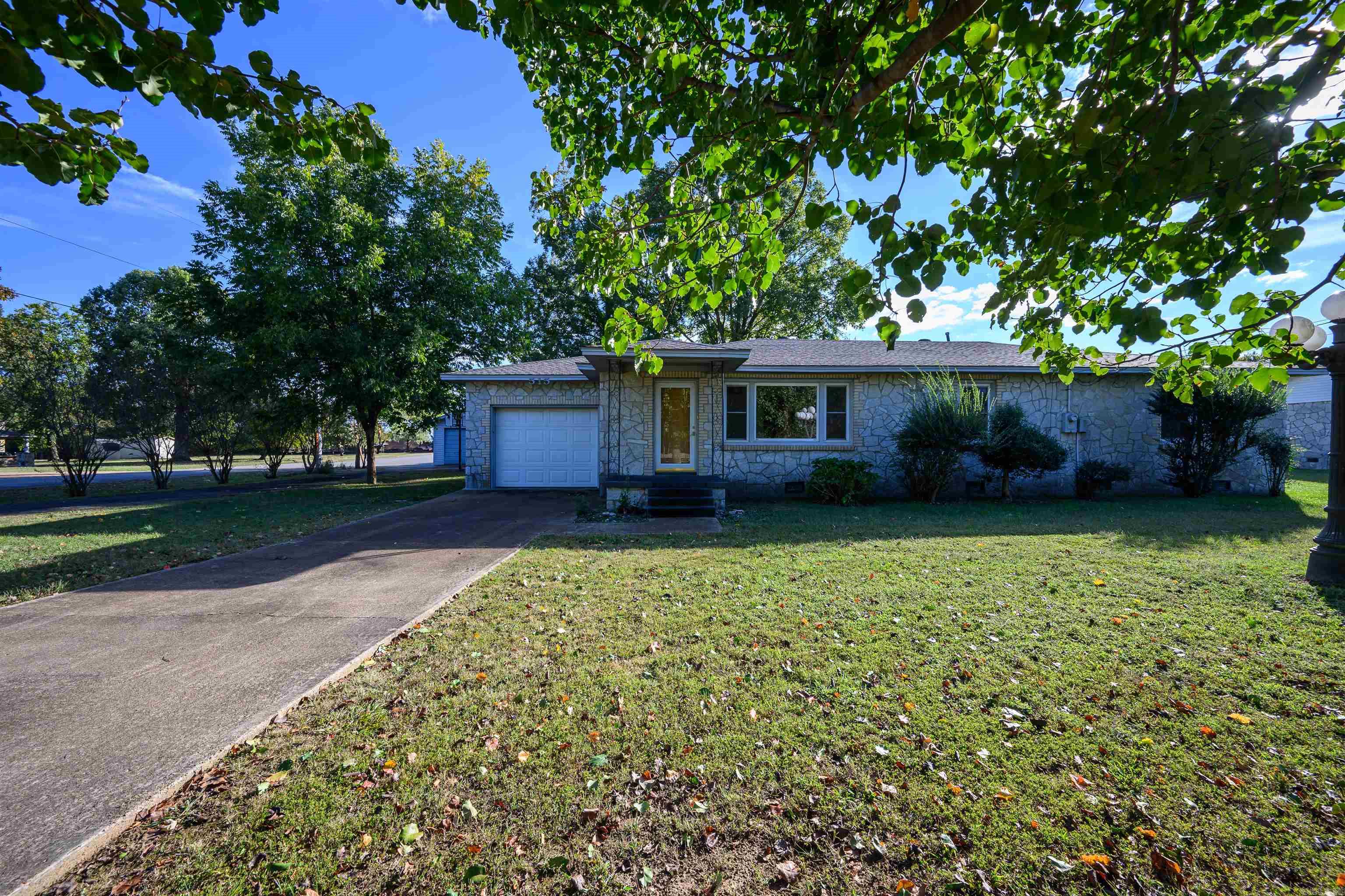 Residential for sale – 515 E Center   Cave City, AR