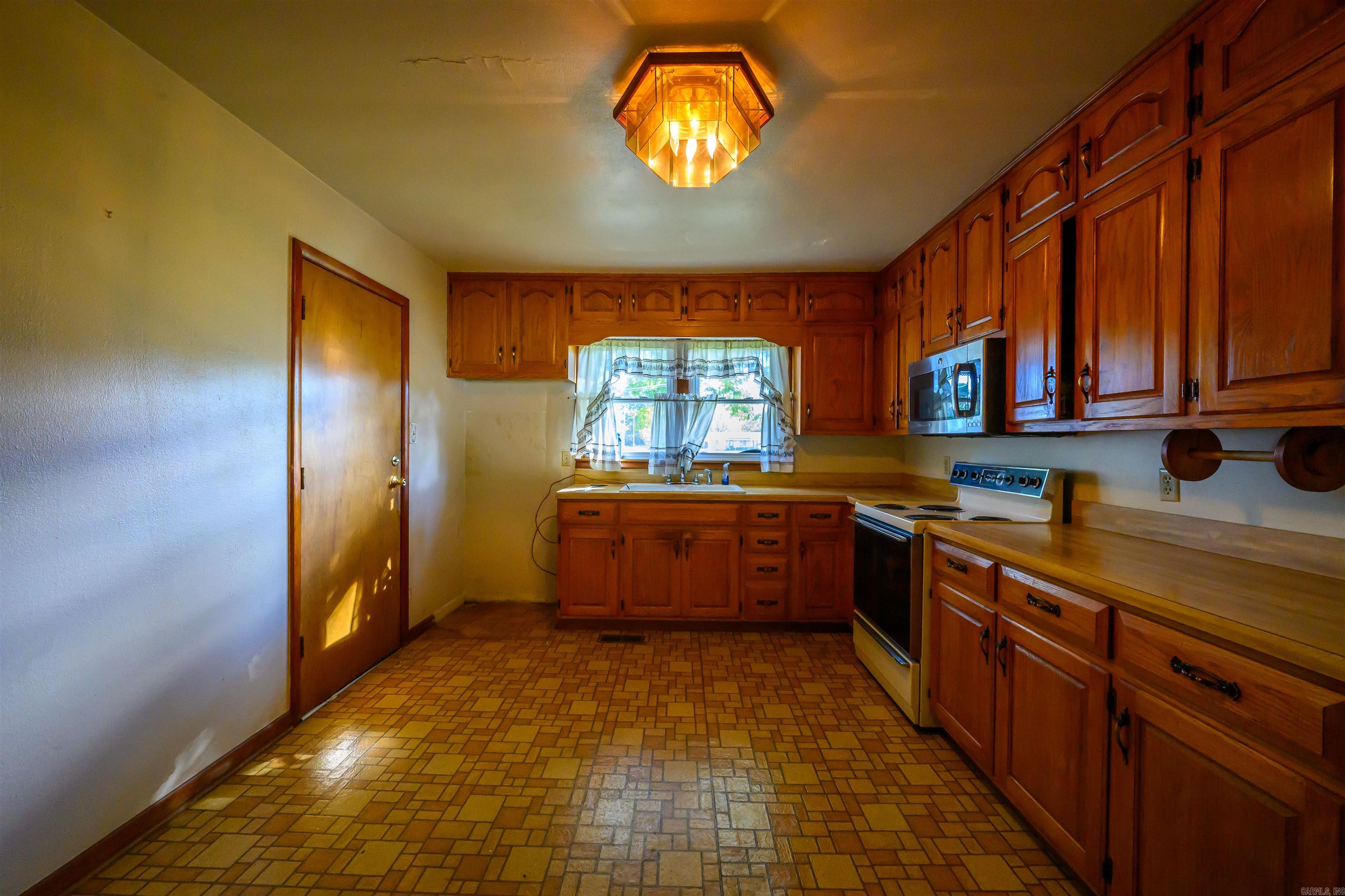 Photo 4 - Residential for sale – 515 E Center   Cave City, AR