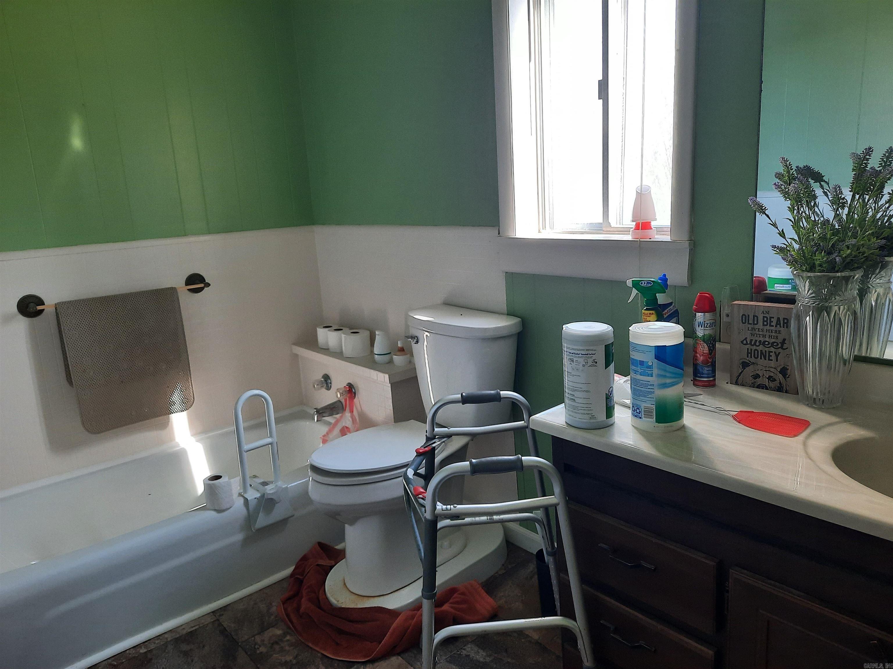 Photo 10 - Residential for sale – 111  Robinson   Mammoth Spring, AR