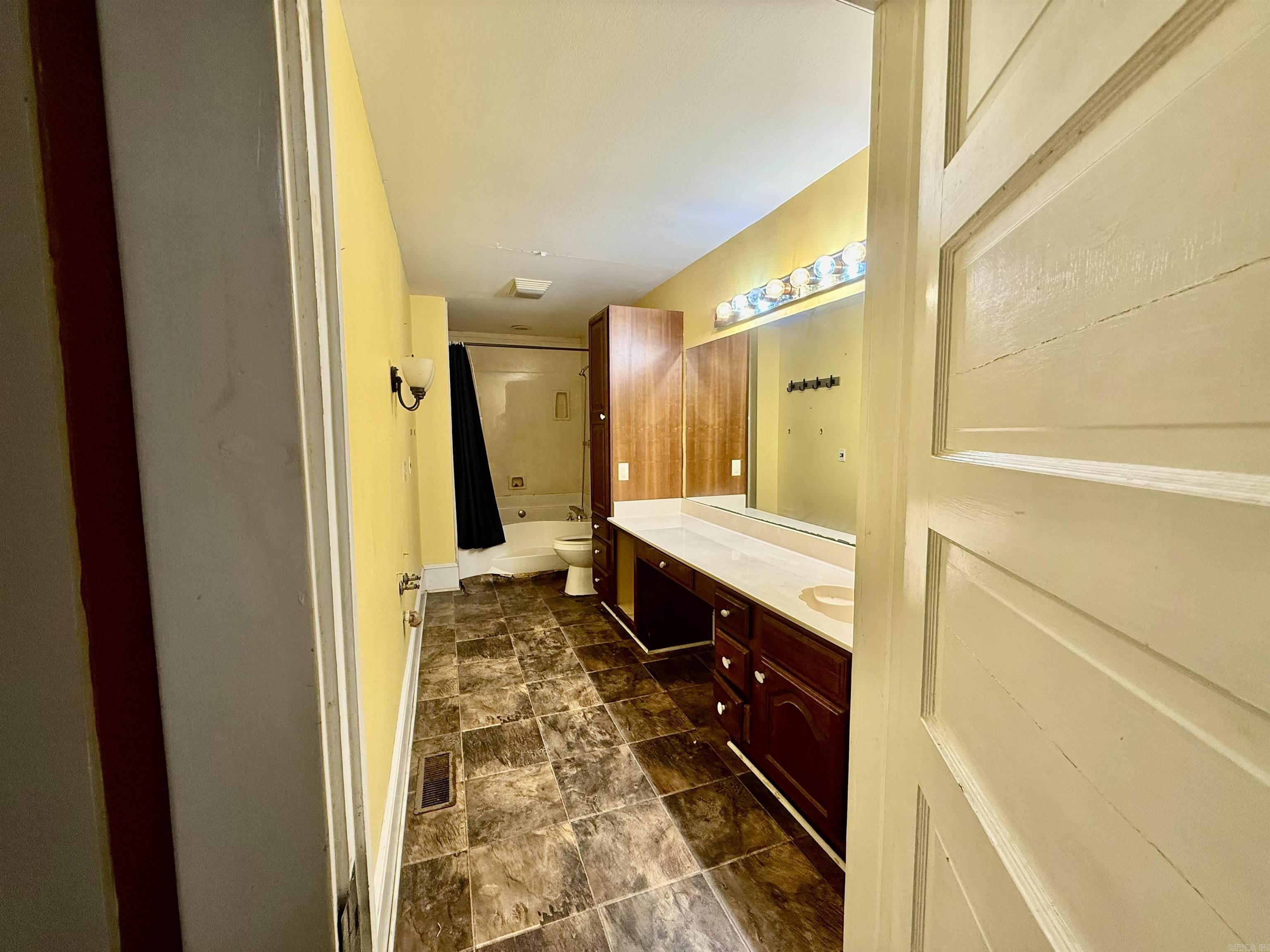 Photo 9 - Residential for sale – 1087 E College   Batesville, AR