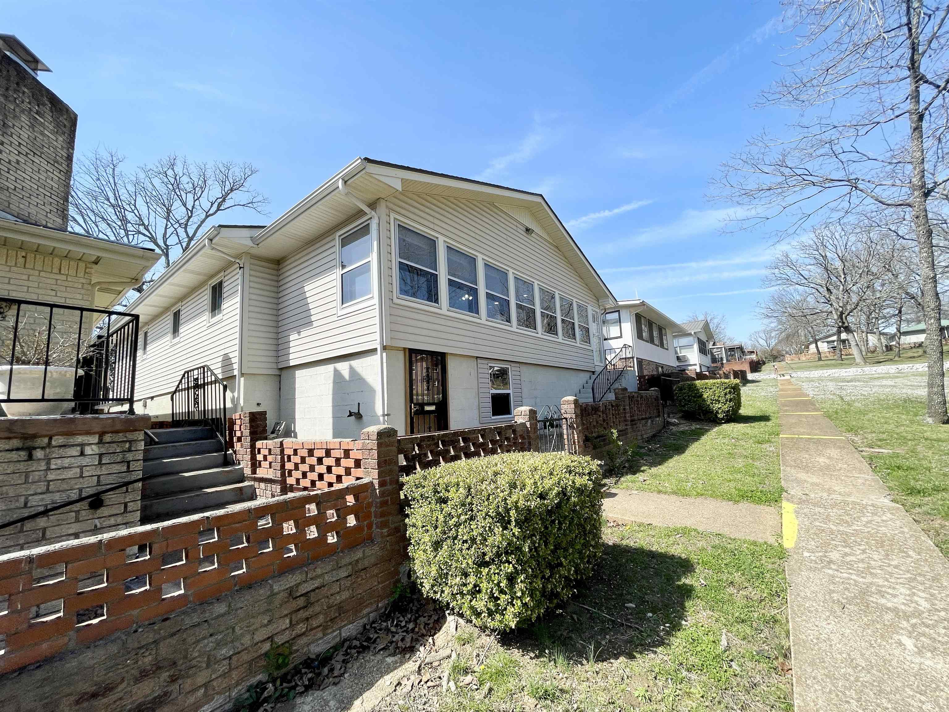 Photo 3 - Residential for sale – 304  Parliament   Horseshoe Bend, AR