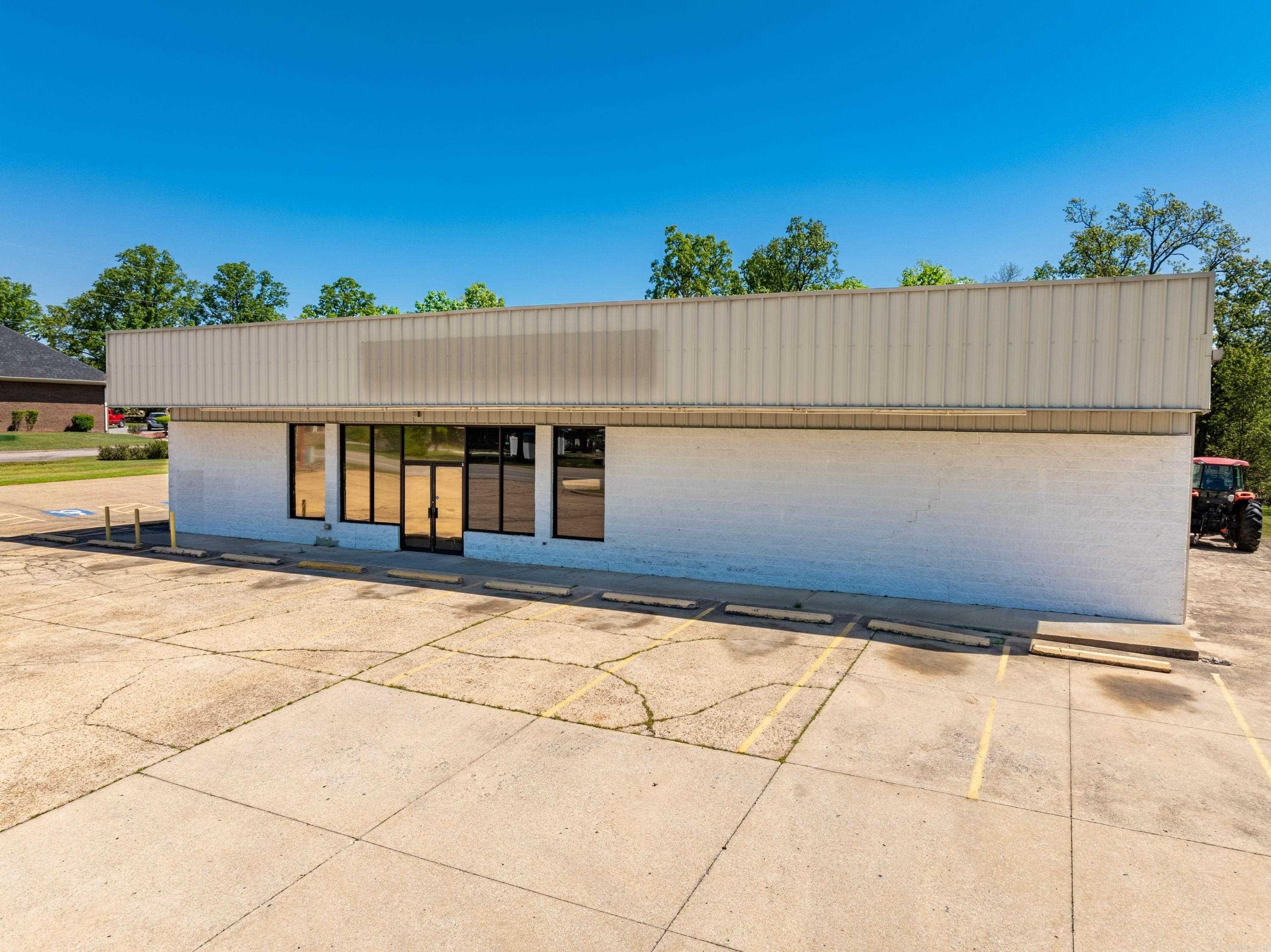 Photo 2 - Commercial / Industrial for sale – 327 S Bend   Horseshoe Bend, AR