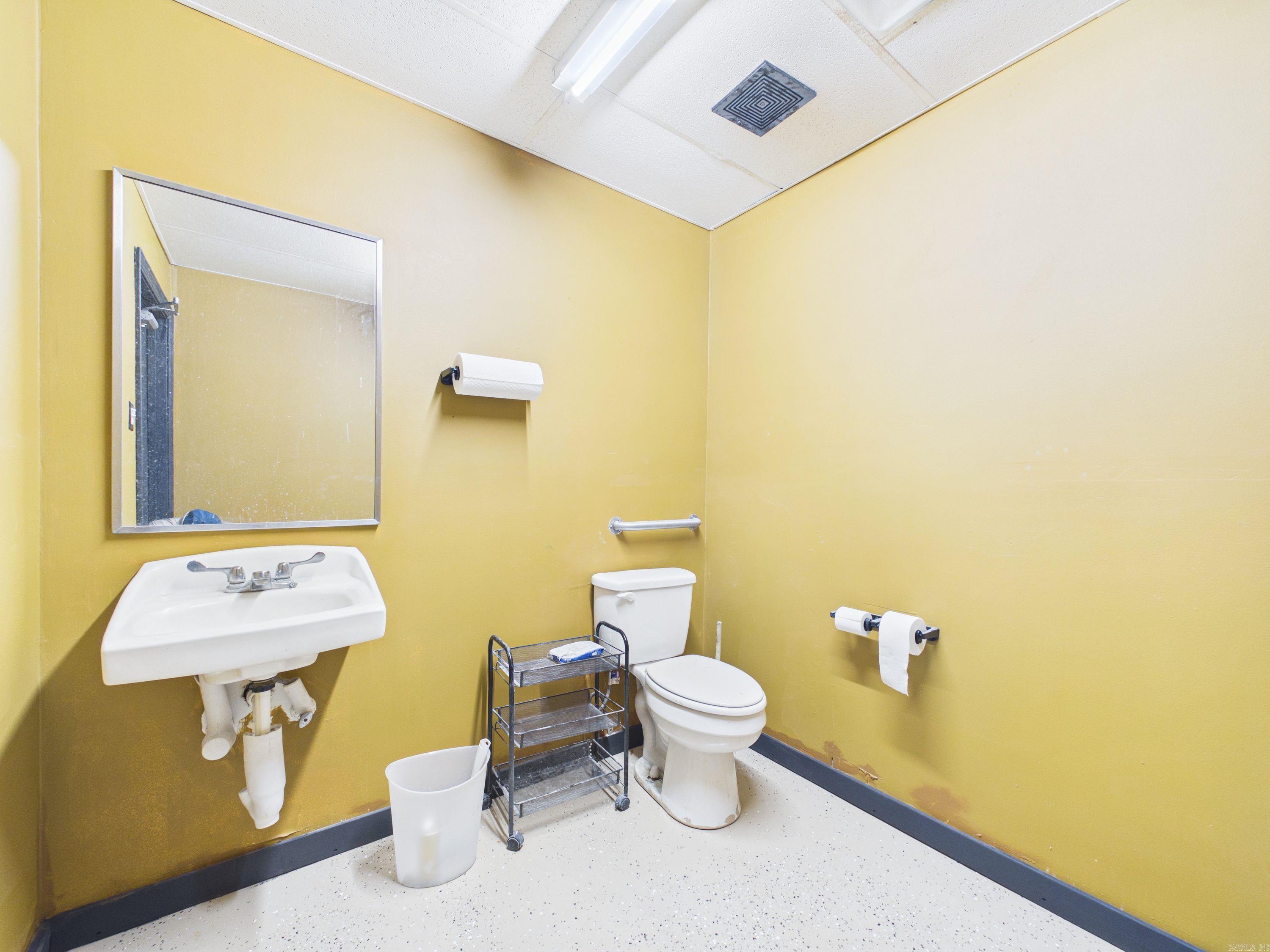 Photo 8 - Commercial / Industrial for sale – 327 S Bend   Horseshoe Bend, AR