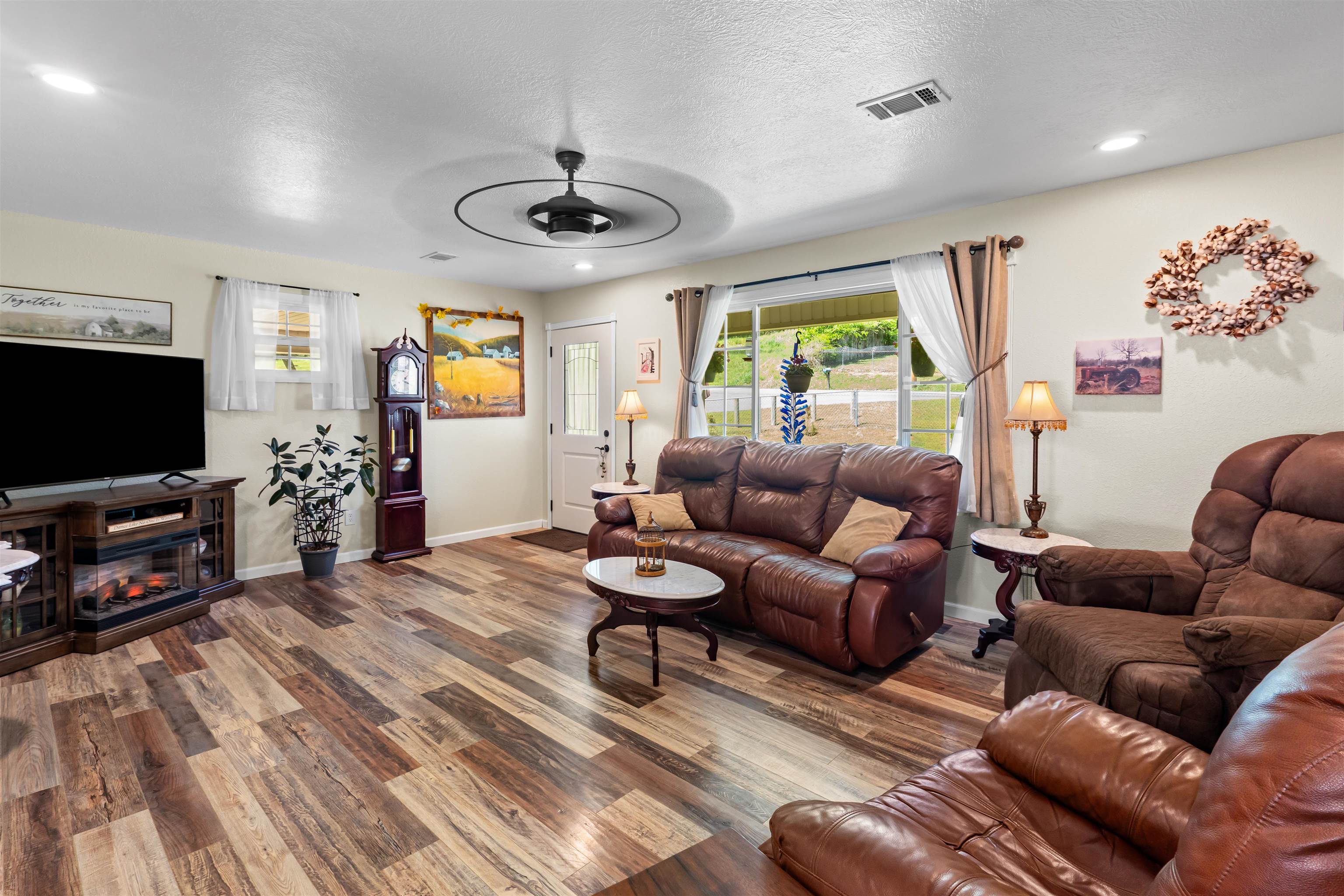 Photo 4 - Residential for sale – 215 W Main Street   Evening Shade, AR