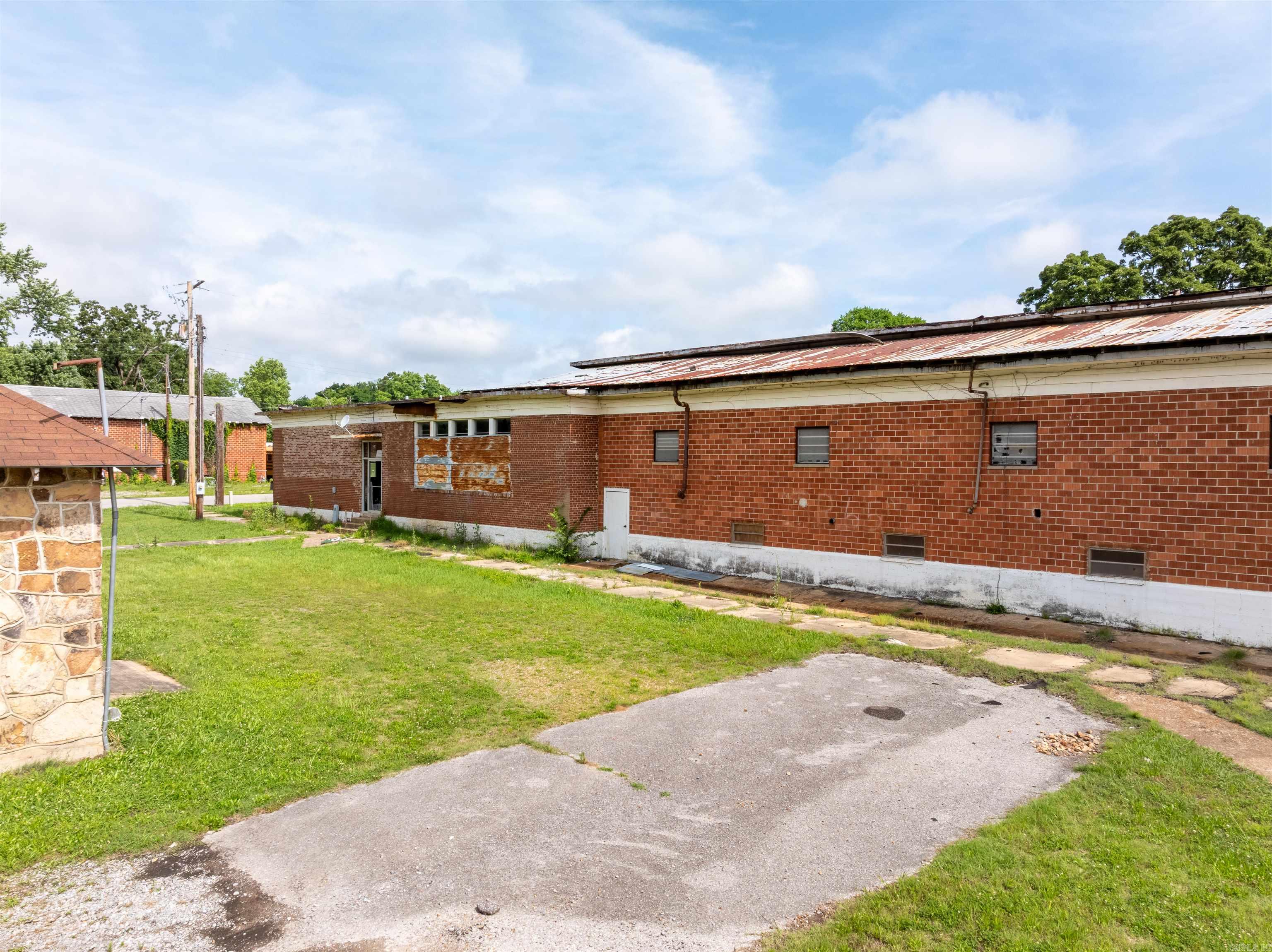 Photo 10 - Commercial / Industrial for sale – 450  College   Newark, AR